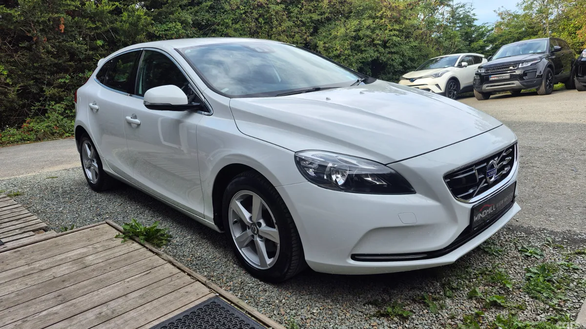 Volvo V40 Hatchback, Petrol, 2015, White