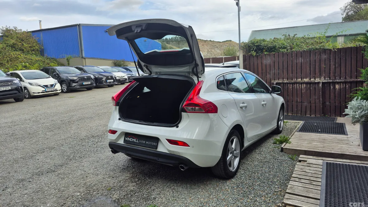 Volvo V40 Hatchback, Petrol, 2015, White
