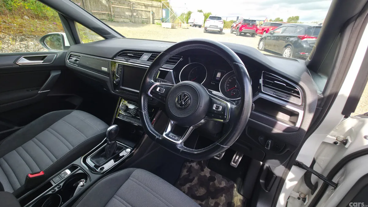 Volkswagen Touran MPV, Petrol, 2016, White