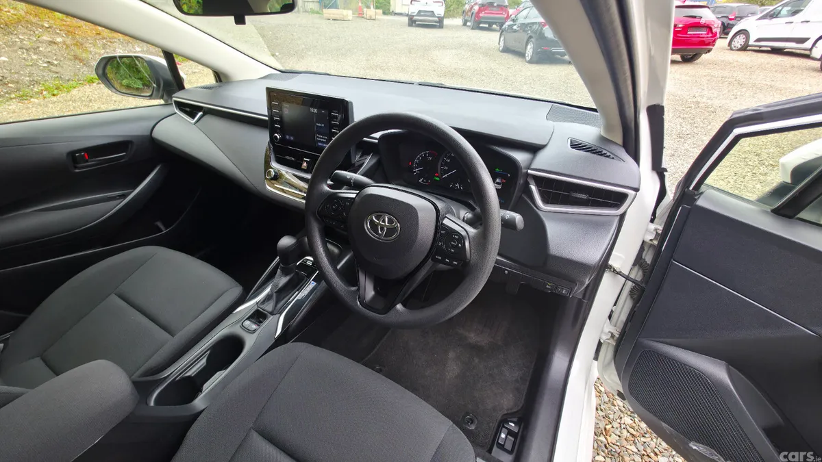 Toyota Corolla Saloon, Petrol Hybrid, 2020, White