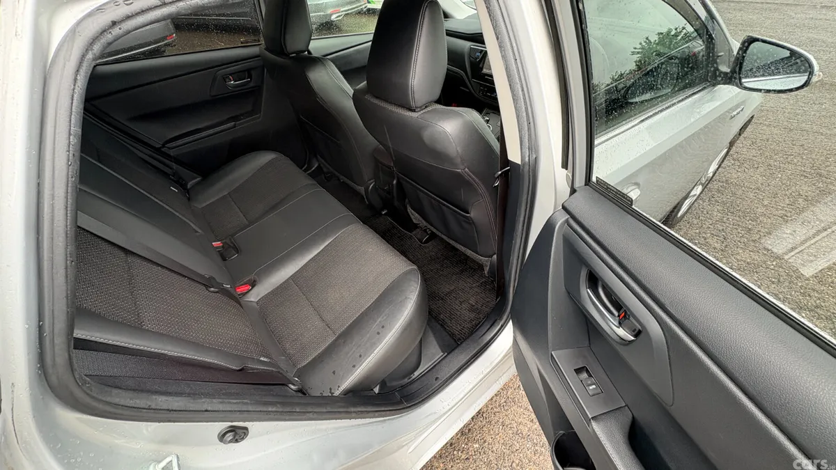 Toyota Auris Hatchback, Petrol Hybrid, 2016, Silver