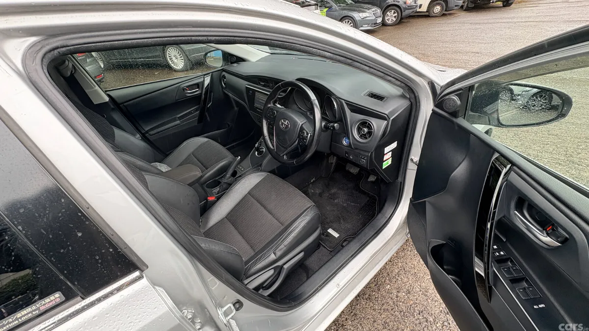 Toyota Auris Hatchback, Petrol Hybrid, 2016, Silver