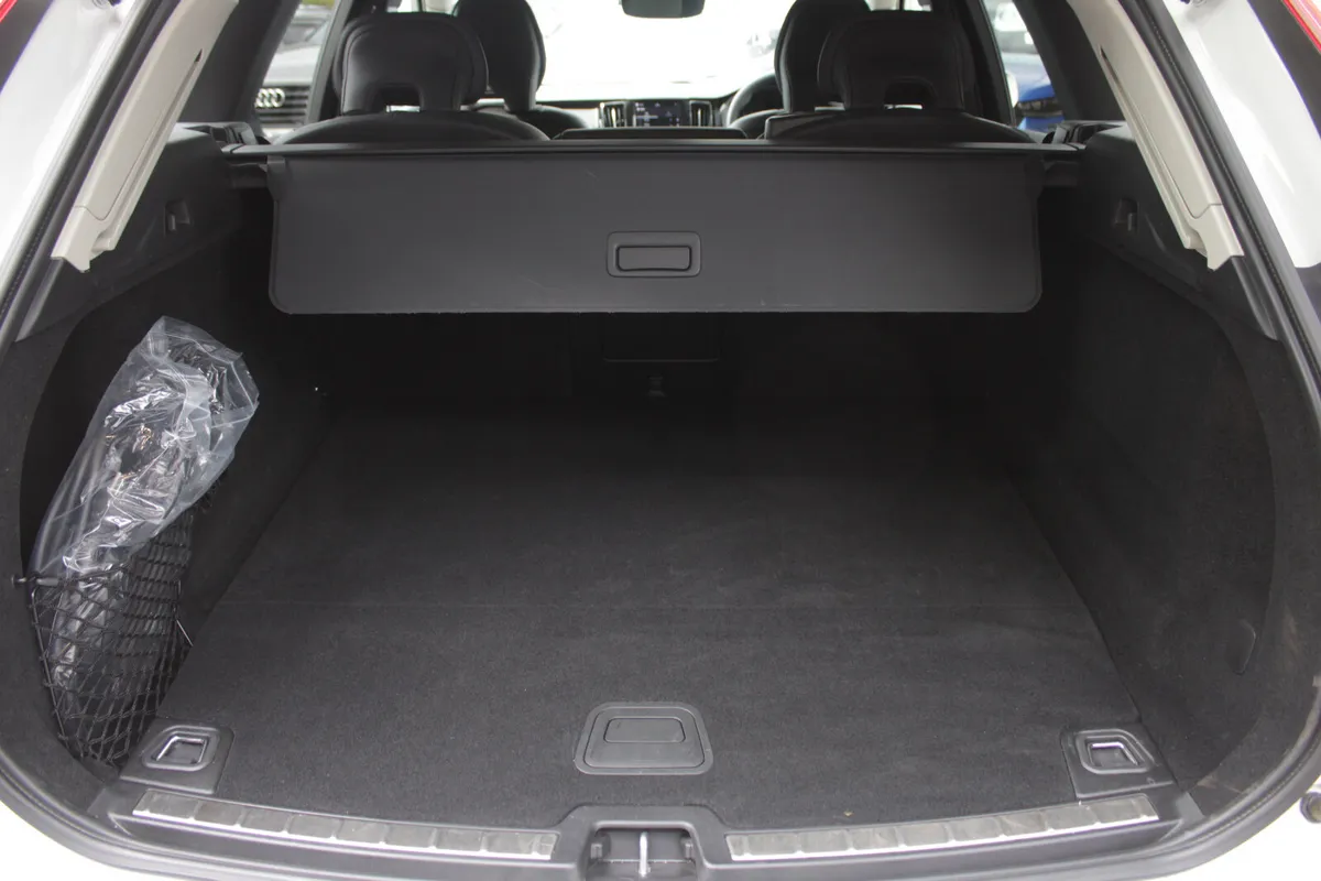 Volvo XC60 MPV, Petrol Plug-in Hybrid, 2022, White