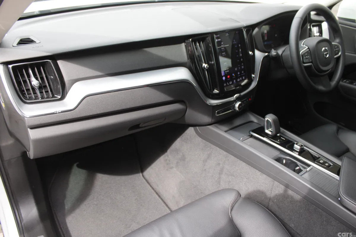 Volvo XC60 MPV, Petrol Plug-in Hybrid, 2022, White