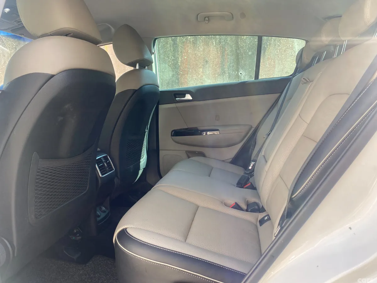 Kia Sportage SUV, Diesel Hybrid, 2021, White