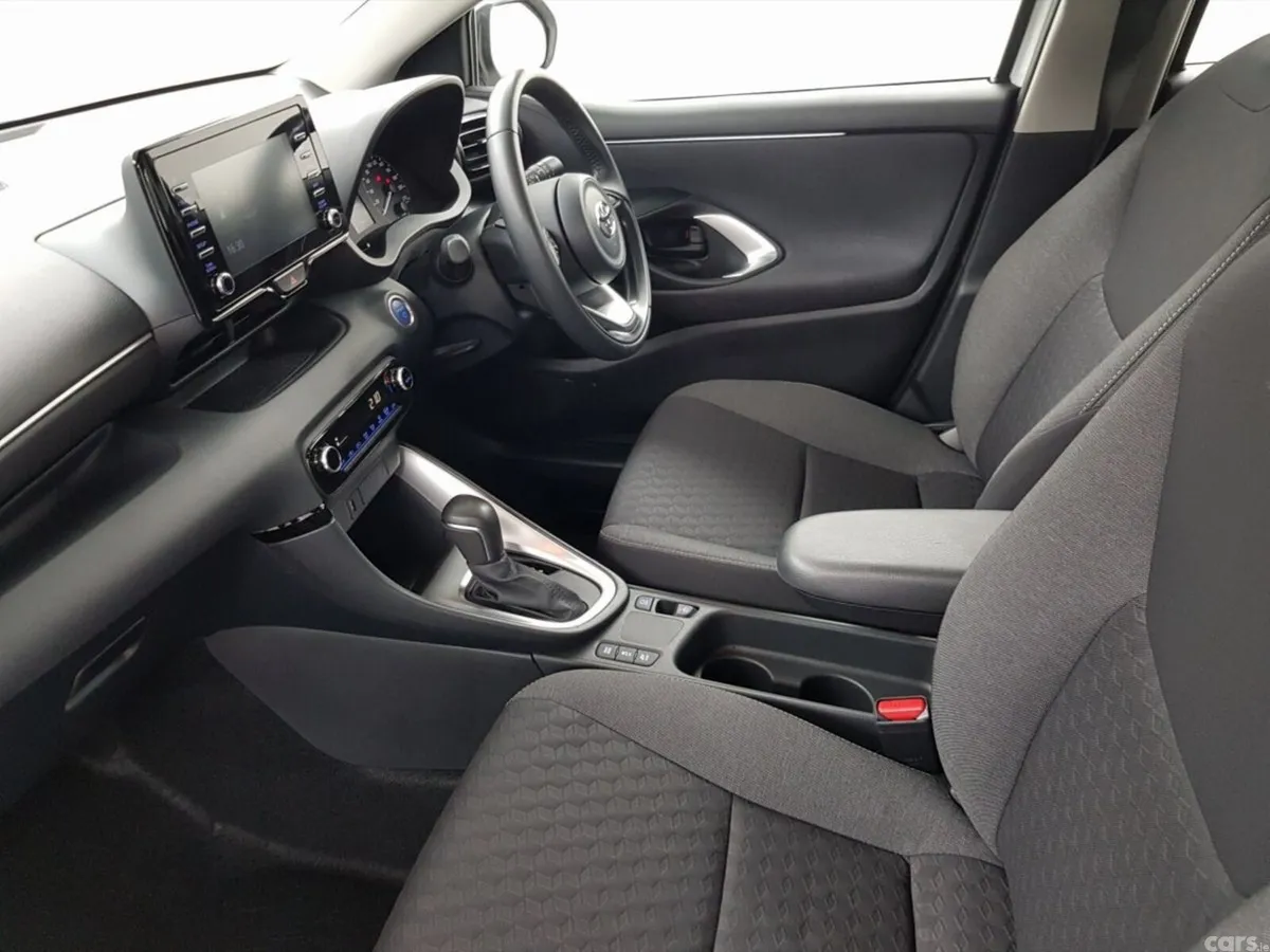 Toyota Yaris Hatchback, Petrol Hybrid, 2023, White