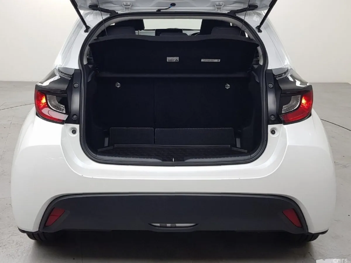 Toyota Yaris Hatchback, Petrol Hybrid, 2023, White