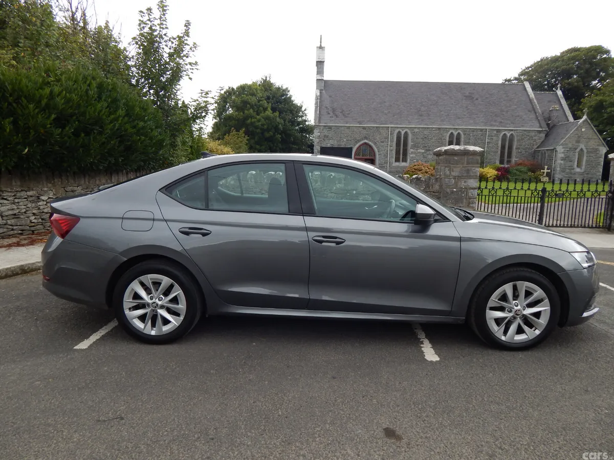 Skoda Octavia Saloon, Diesel, 2022, Grey