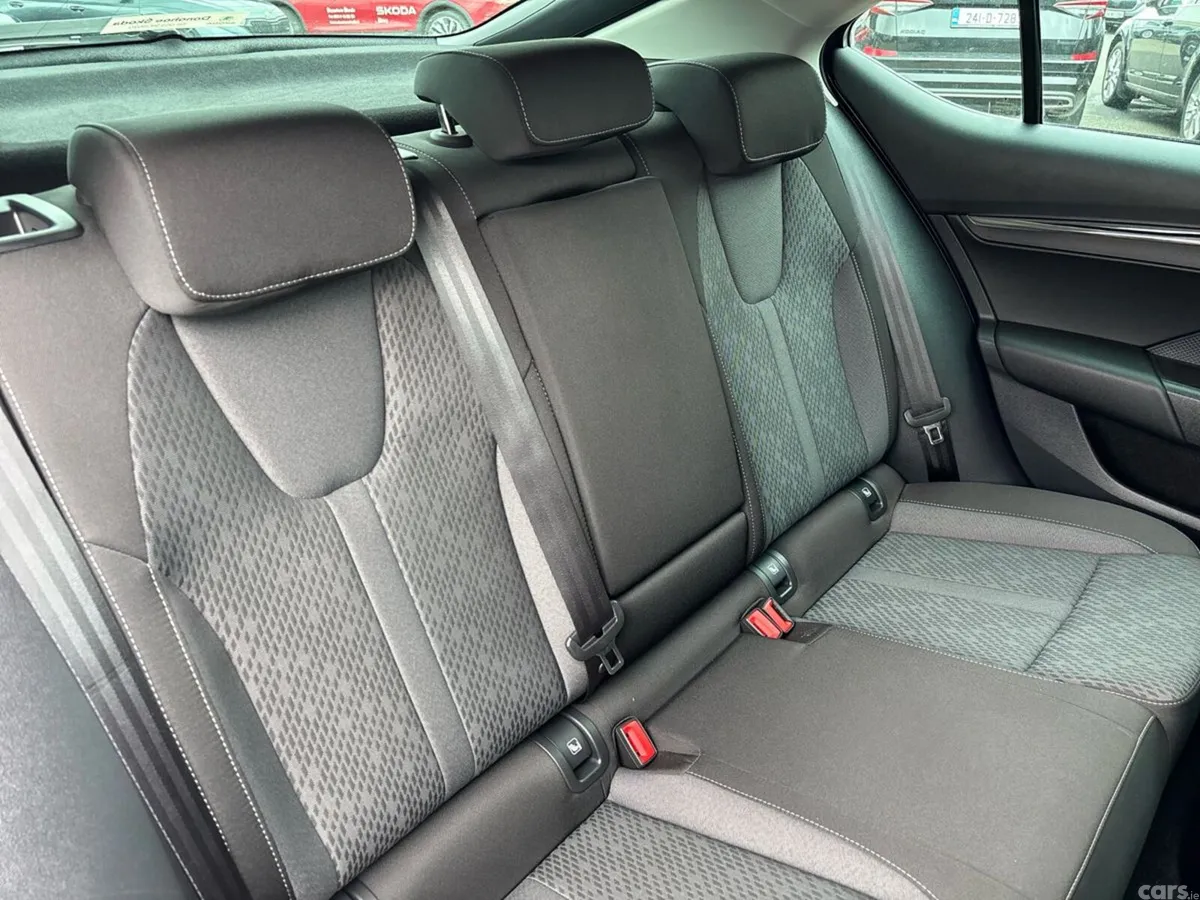 Skoda Octavia Saloon, Diesel, 2024, Blue