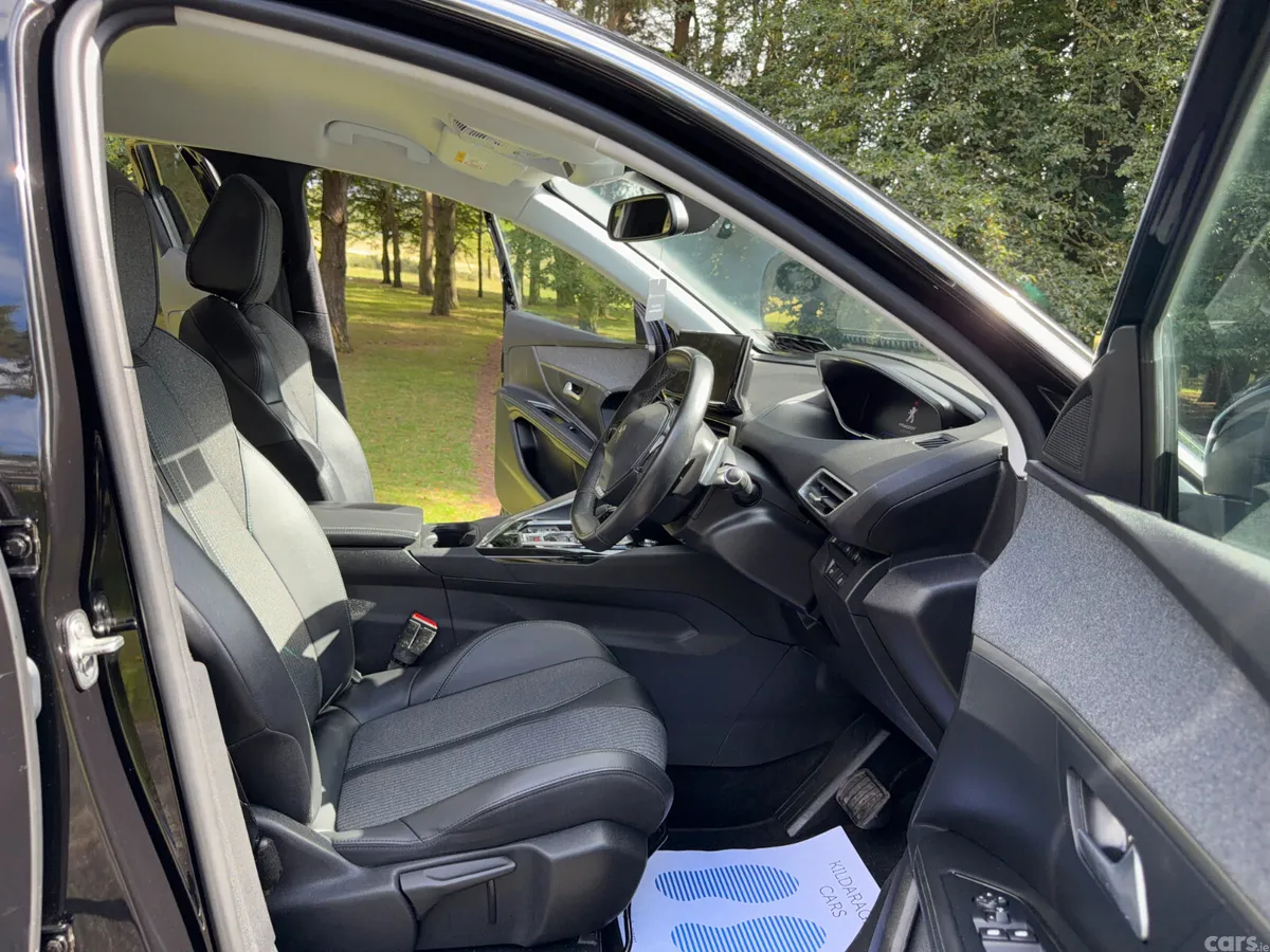 Peugeot 3008 MPV, Petrol, 2022, Black