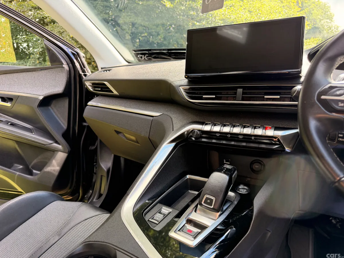 Peugeot 3008 MPV, Petrol, 2022, Black