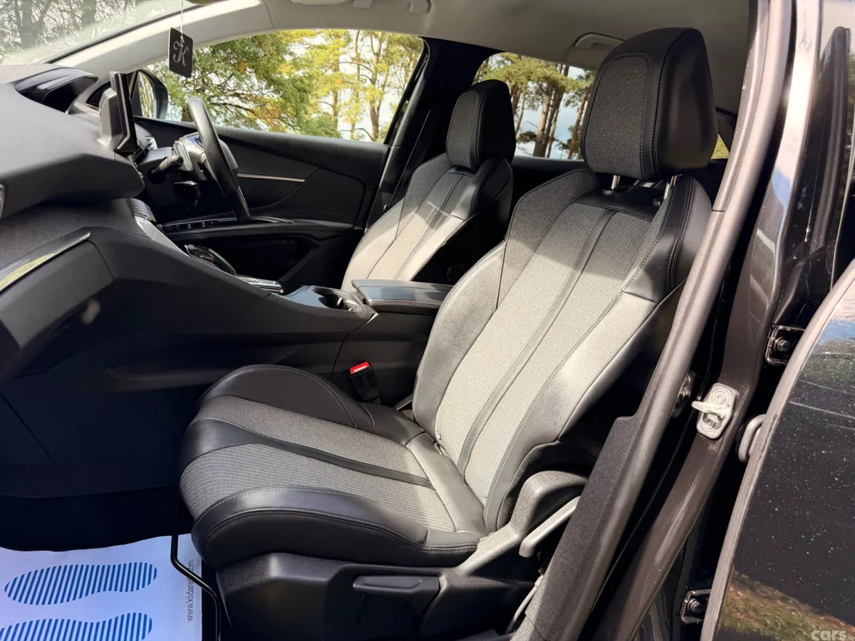 Peugeot 3008 MPV, Petrol, 2022, Black