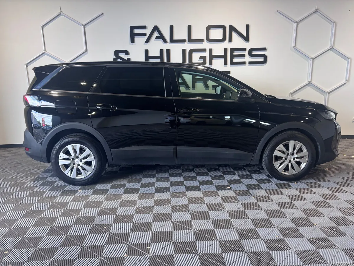Peugeot 5008 MPV, Petrol, 2022, Black
