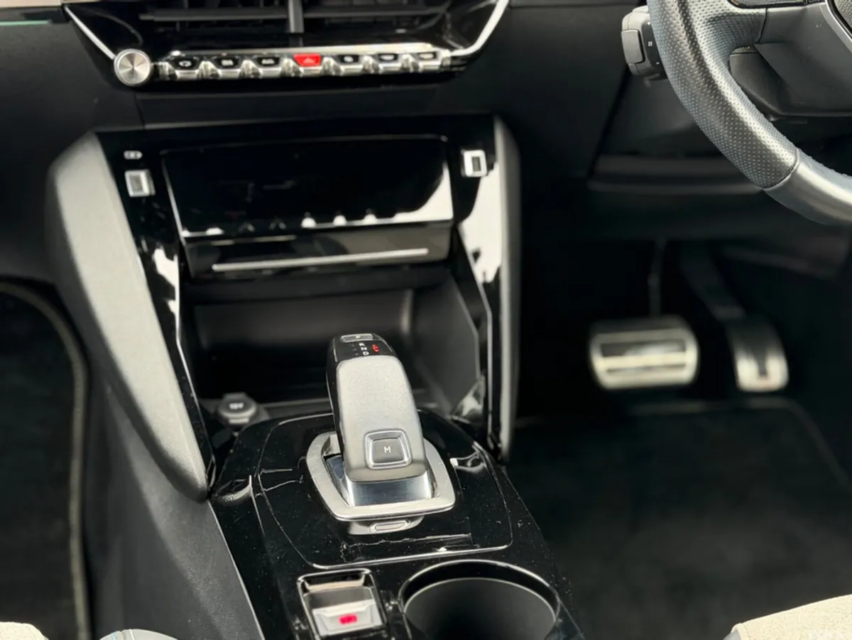 Peugeot 208 Hatchback, Petrol, 2020, Yellow