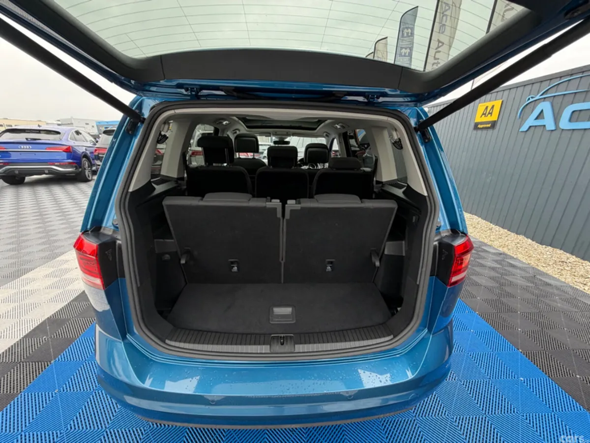 Volkswagen Touran MPV, Diesel, 2019, Blue