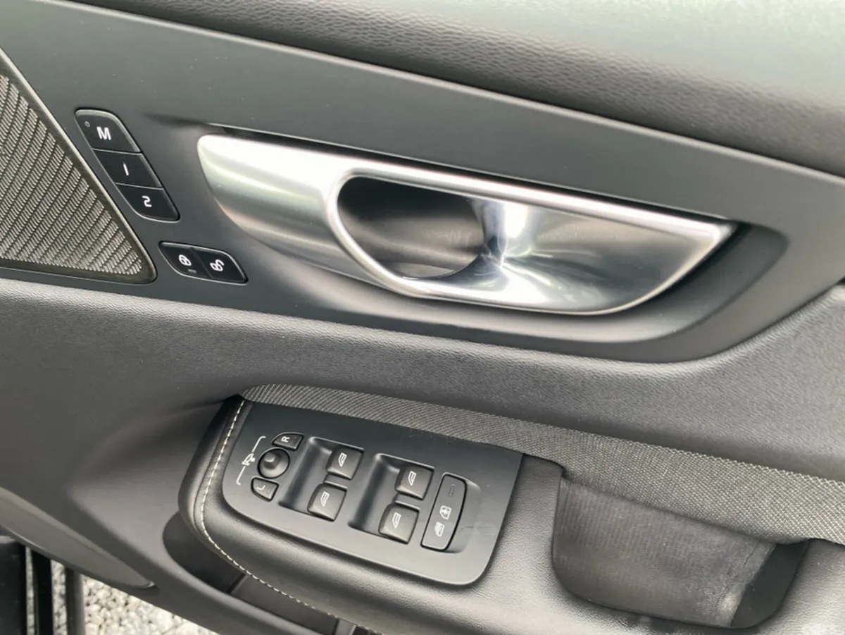 Volvo XC60 SUV, Petrol Plug-in Hybrid, 2024, Black
