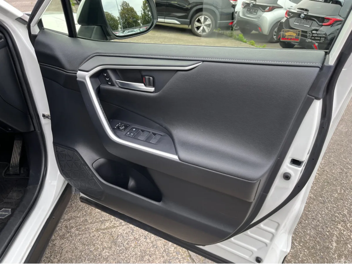 Toyota RAV4 SUV, Petrol Hybrid, 2022, White