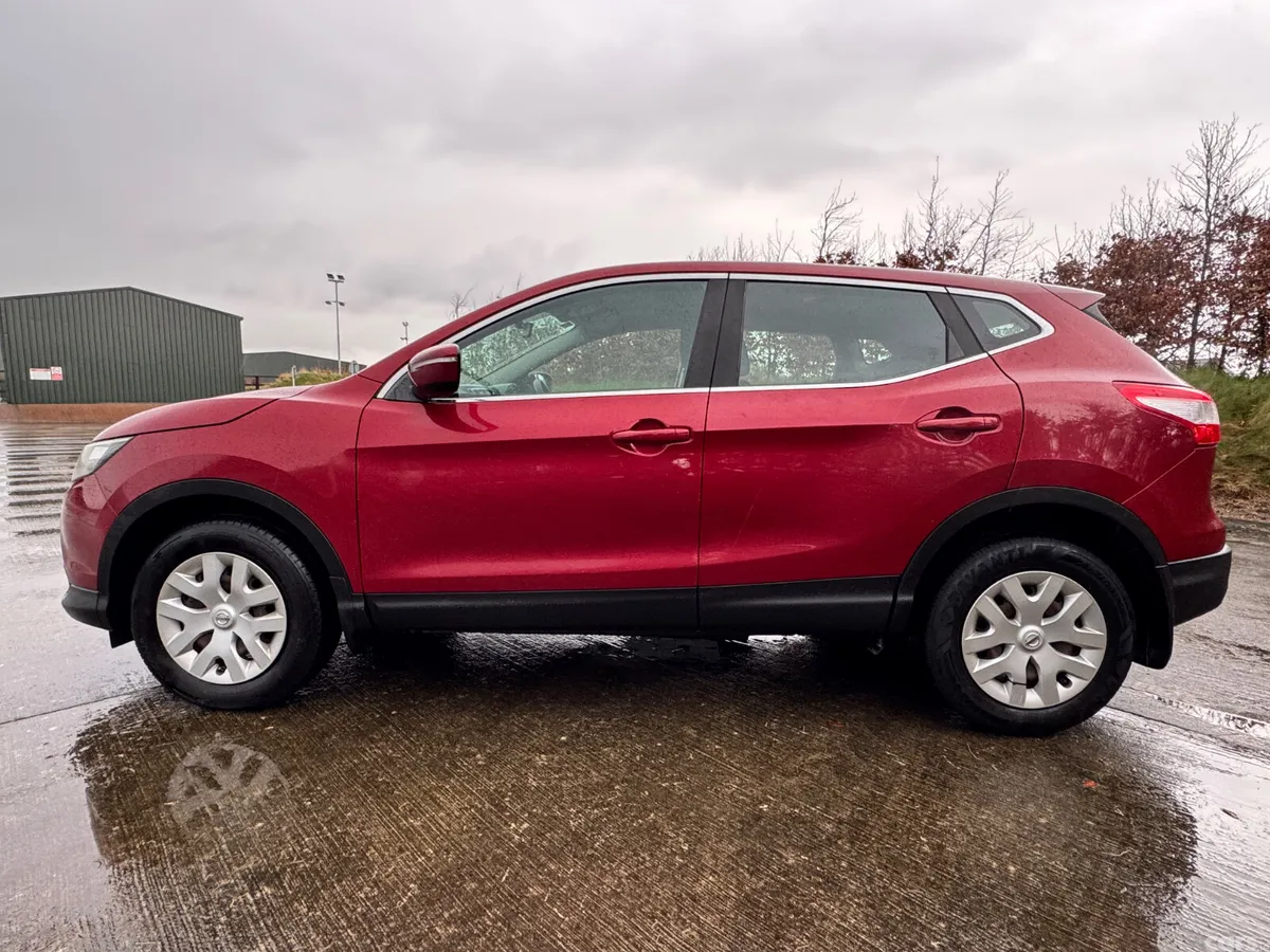 Nissan Qashqai Hatchback, Diesel, 2014, Red