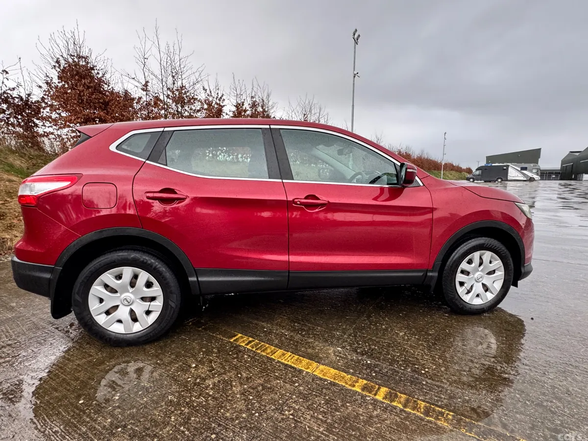Nissan Qashqai Hatchback, Diesel, 2014, Red