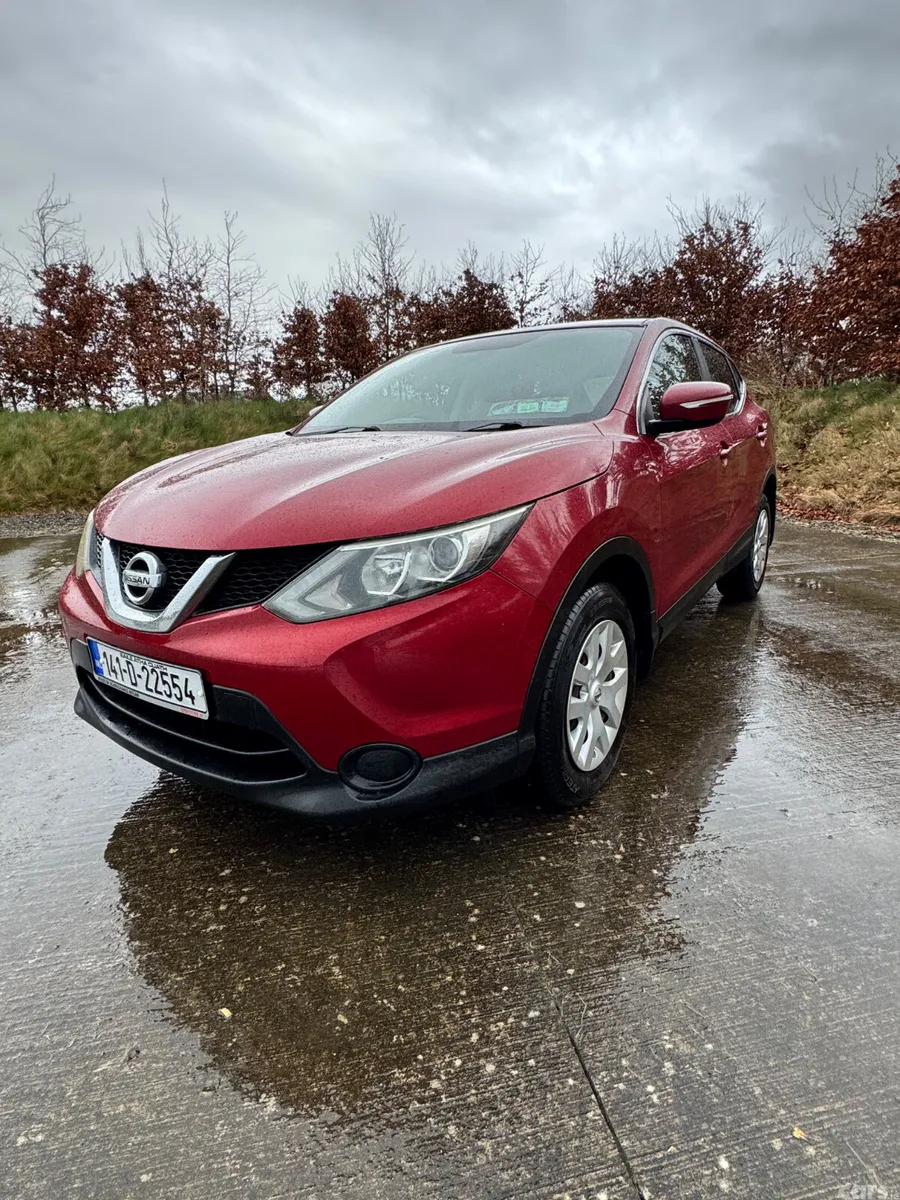 Nissan Qashqai Hatchback, Diesel, 2014, Red