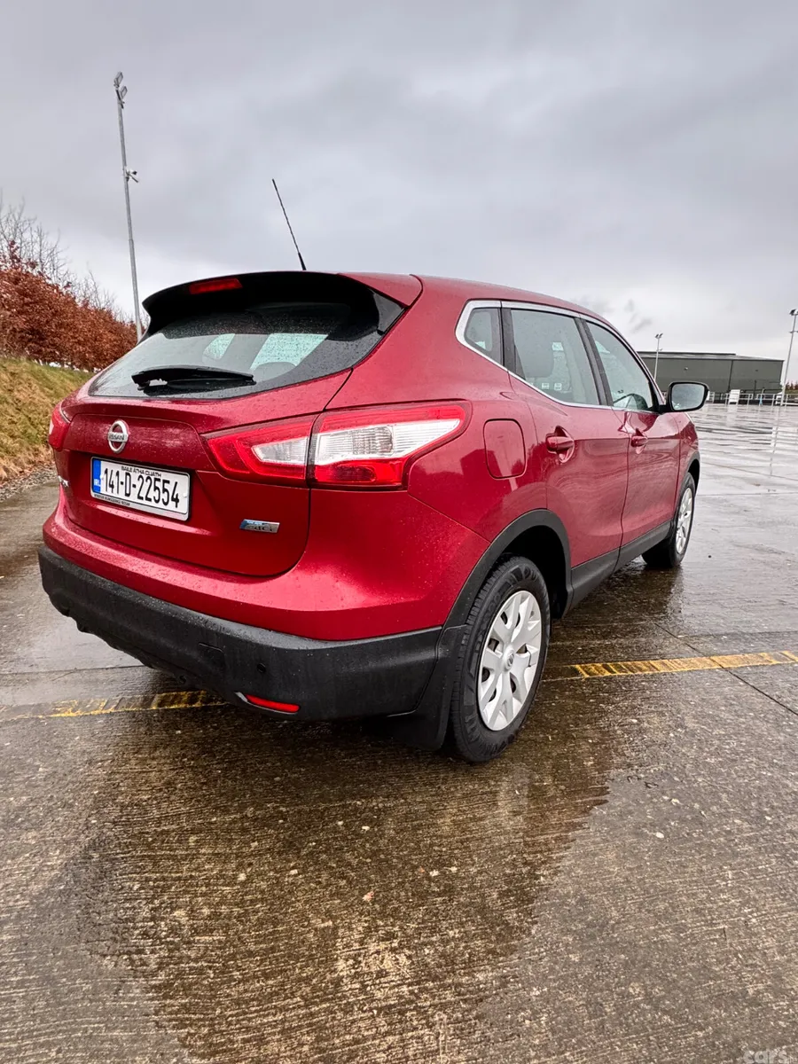 Nissan Qashqai Hatchback, Diesel, 2014, Red
