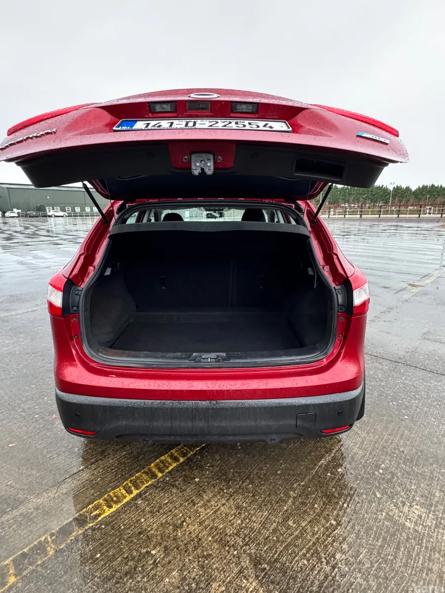 Nissan Qashqai Hatchback, Diesel, 2014, Red