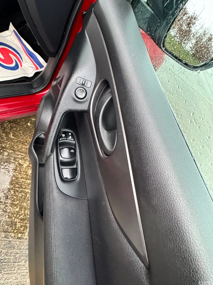 Nissan Qashqai Hatchback, Diesel, 2014, Red