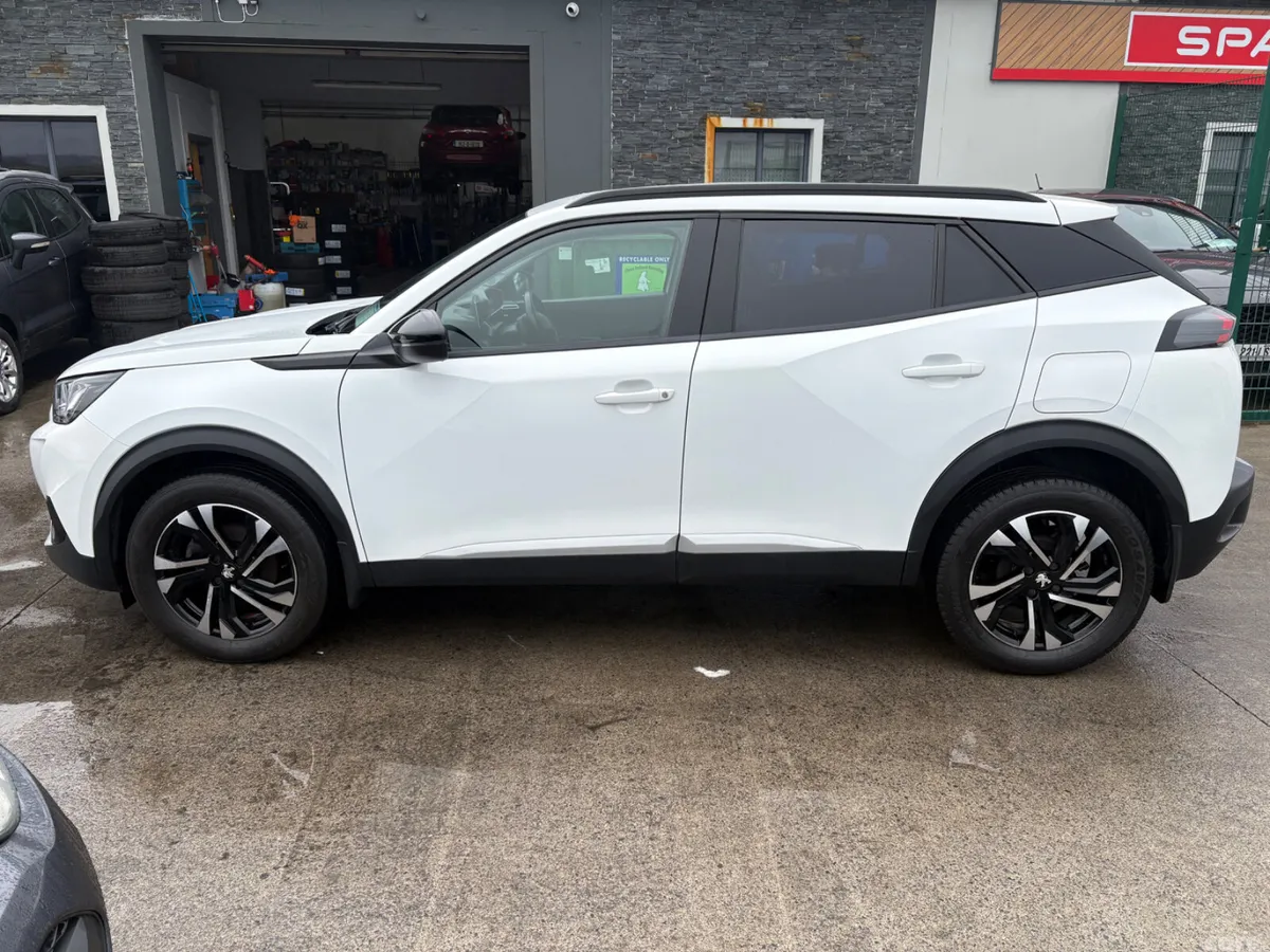 Peugeot 2008 MPV, Petrol, 2022, White