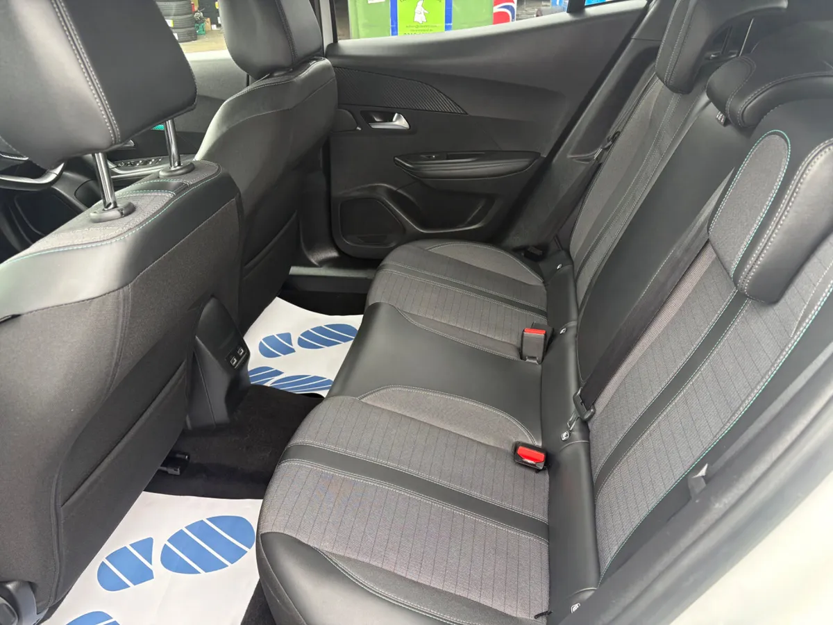 Peugeot 2008 MPV, Petrol, 2022, White