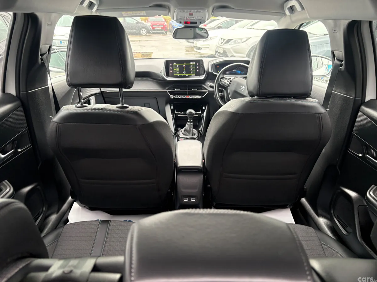 Peugeot 2008 MPV, Petrol, 2022, White