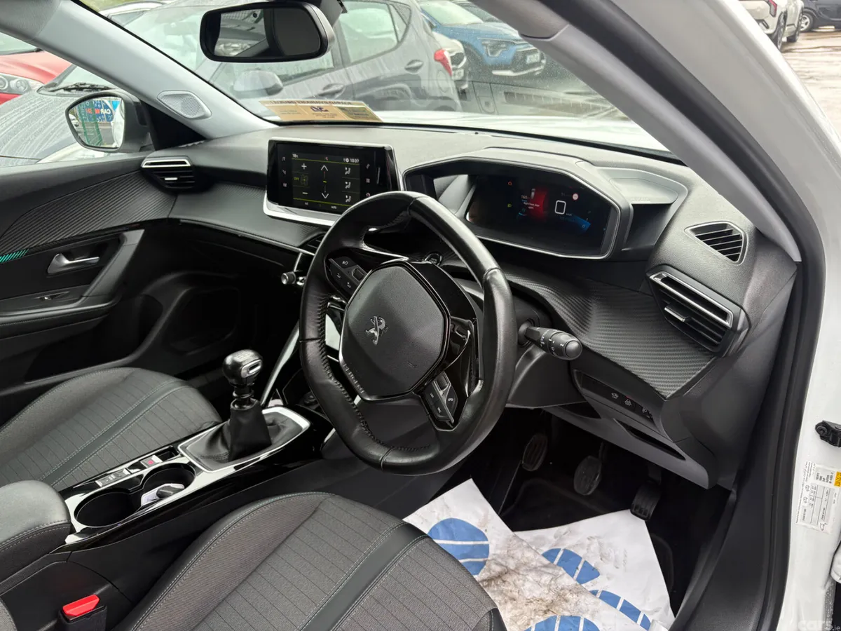 Peugeot 2008 MPV, Petrol, 2022, White