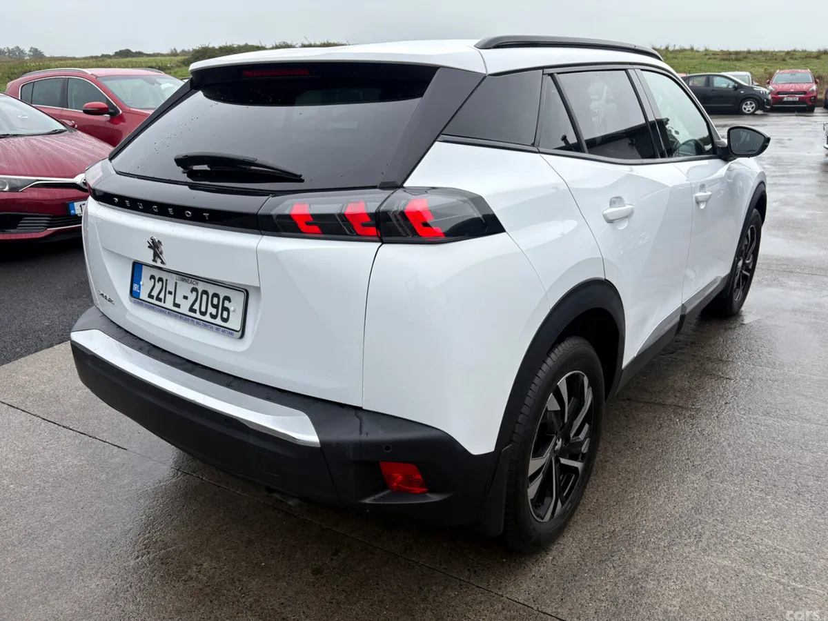 Peugeot 2008 MPV, Petrol, 2022, White