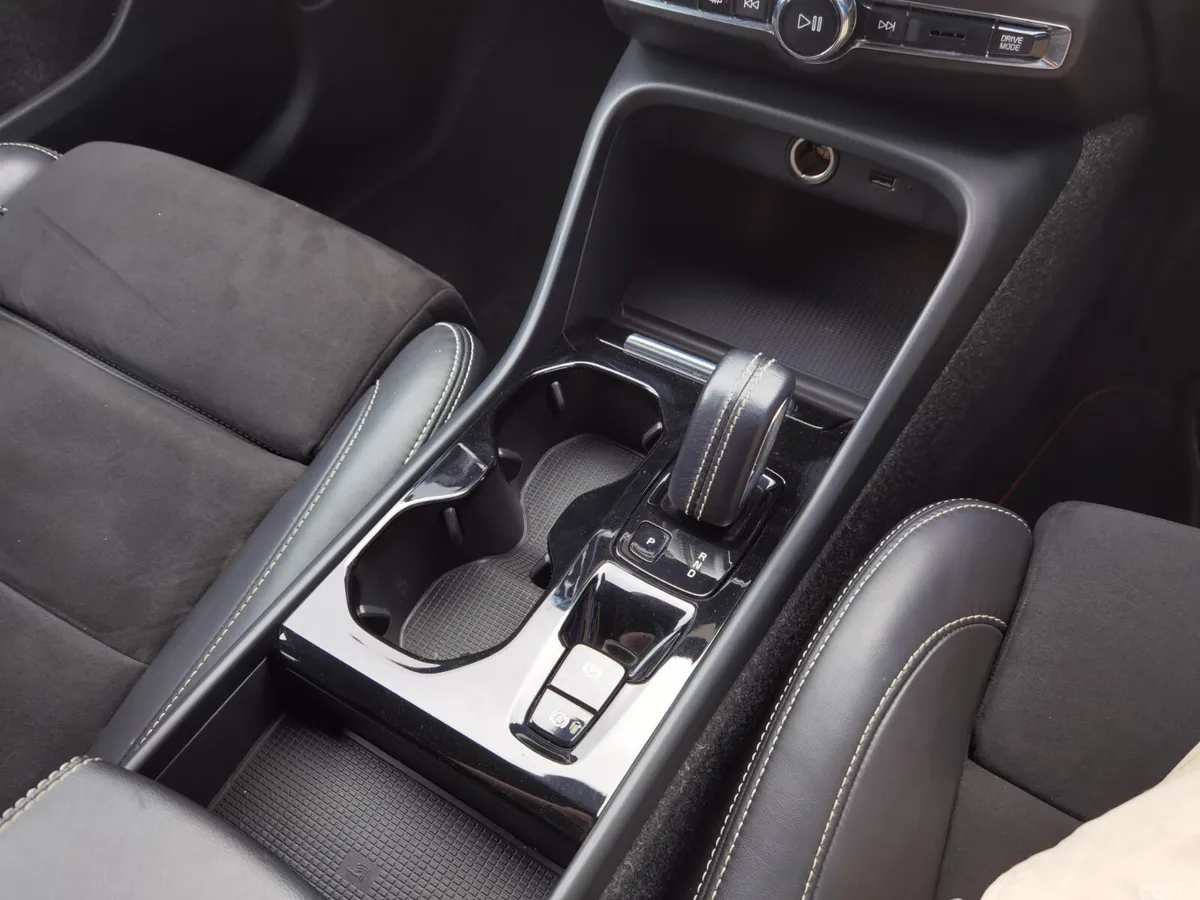 Volvo XC40 SUV, Petrol Plug-in Hybrid, 2021, Black