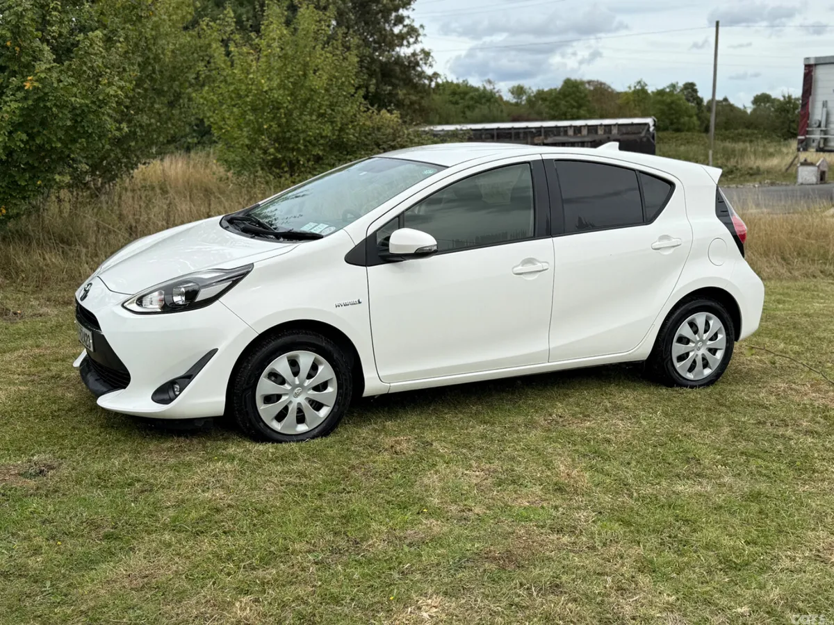 Toyota Aqua Hatchback, Petrol Hybrid, 2018, White