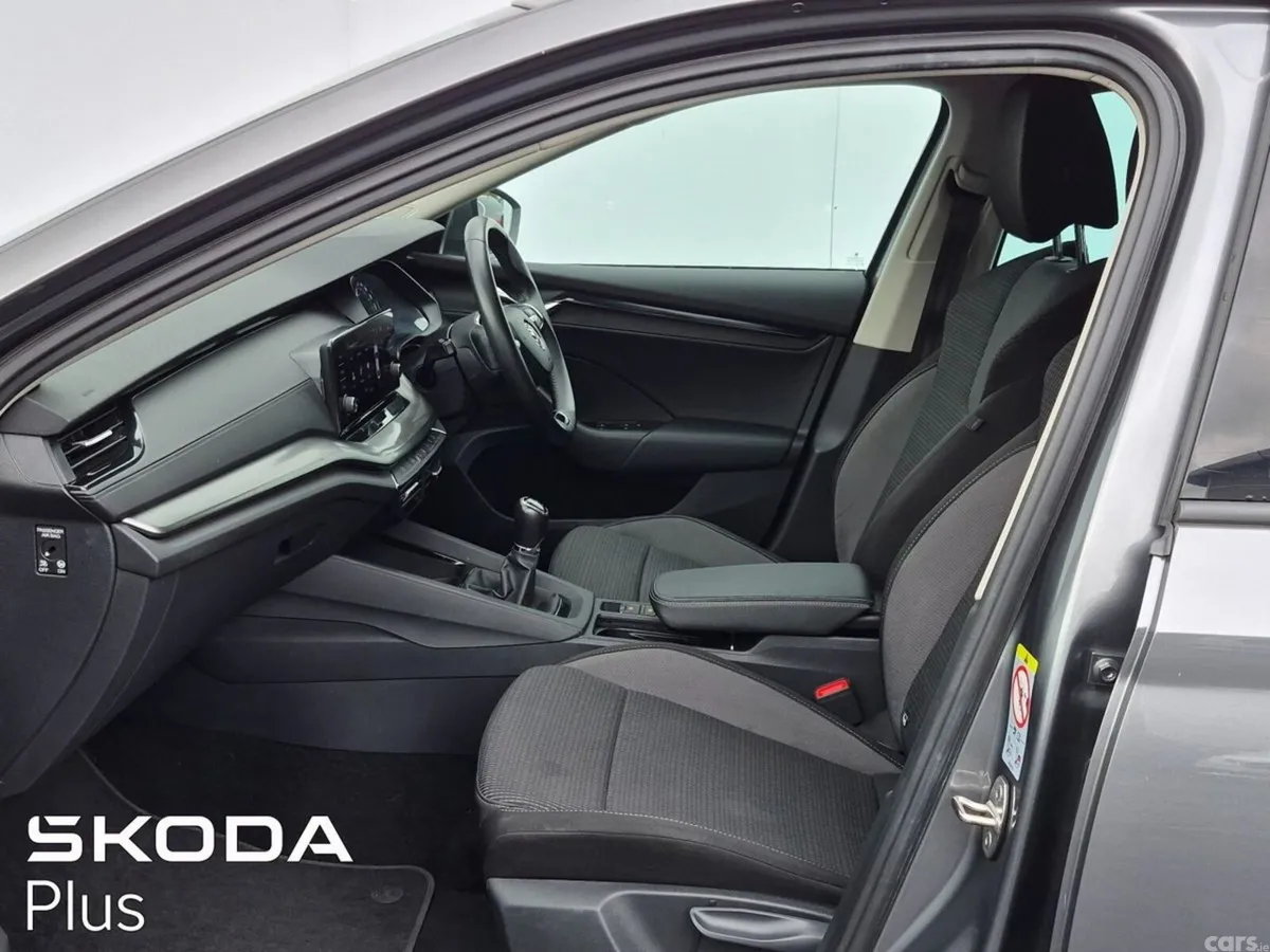 Skoda Octavia Saloon, Petrol, 2023, Grey