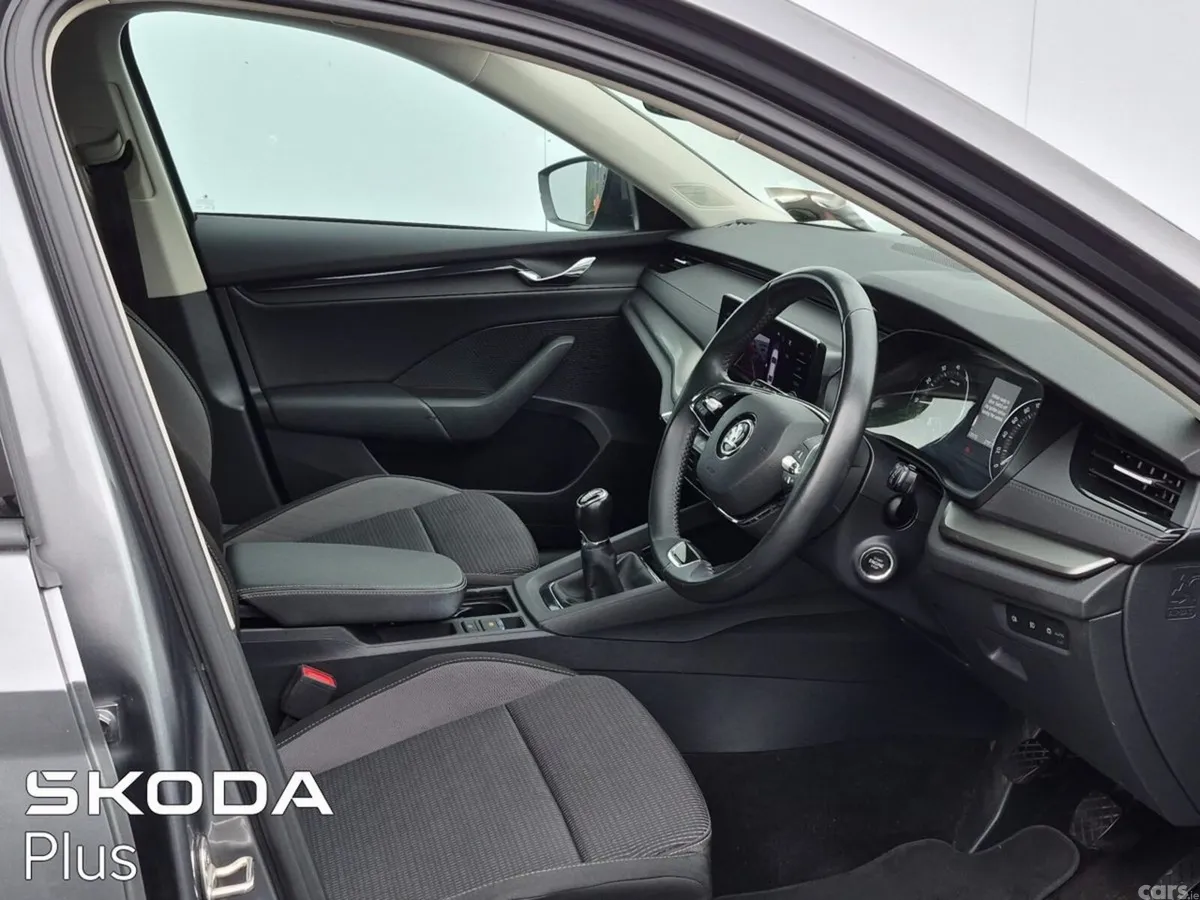 Skoda Octavia Saloon, Petrol, 2023, Grey