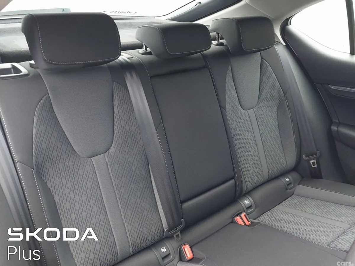 Skoda Octavia Saloon, Diesel, 2023, Grey