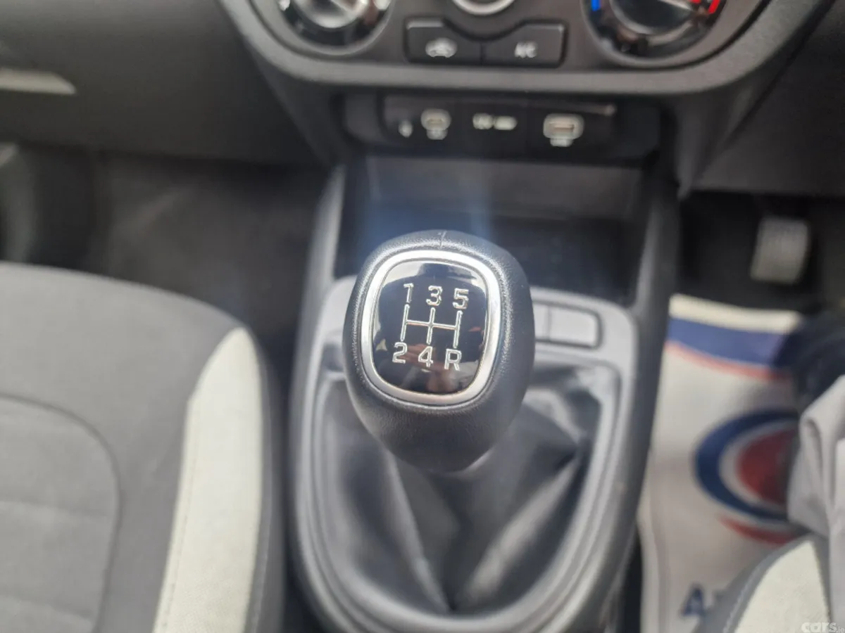 Hyundai i10 Hatchback, Petrol, 2023, White