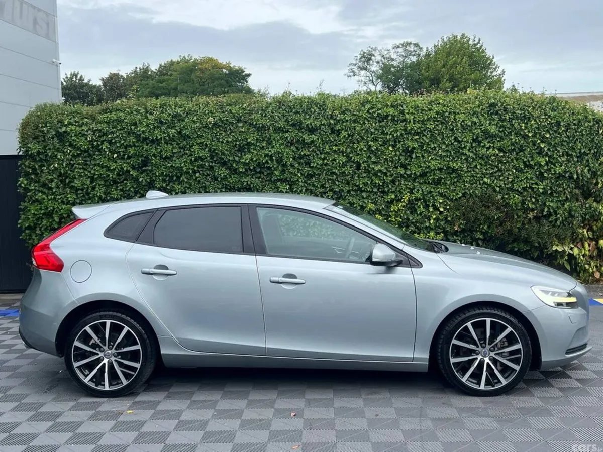 Volvo V40 Hatchback, Diesel, 2018, Silver