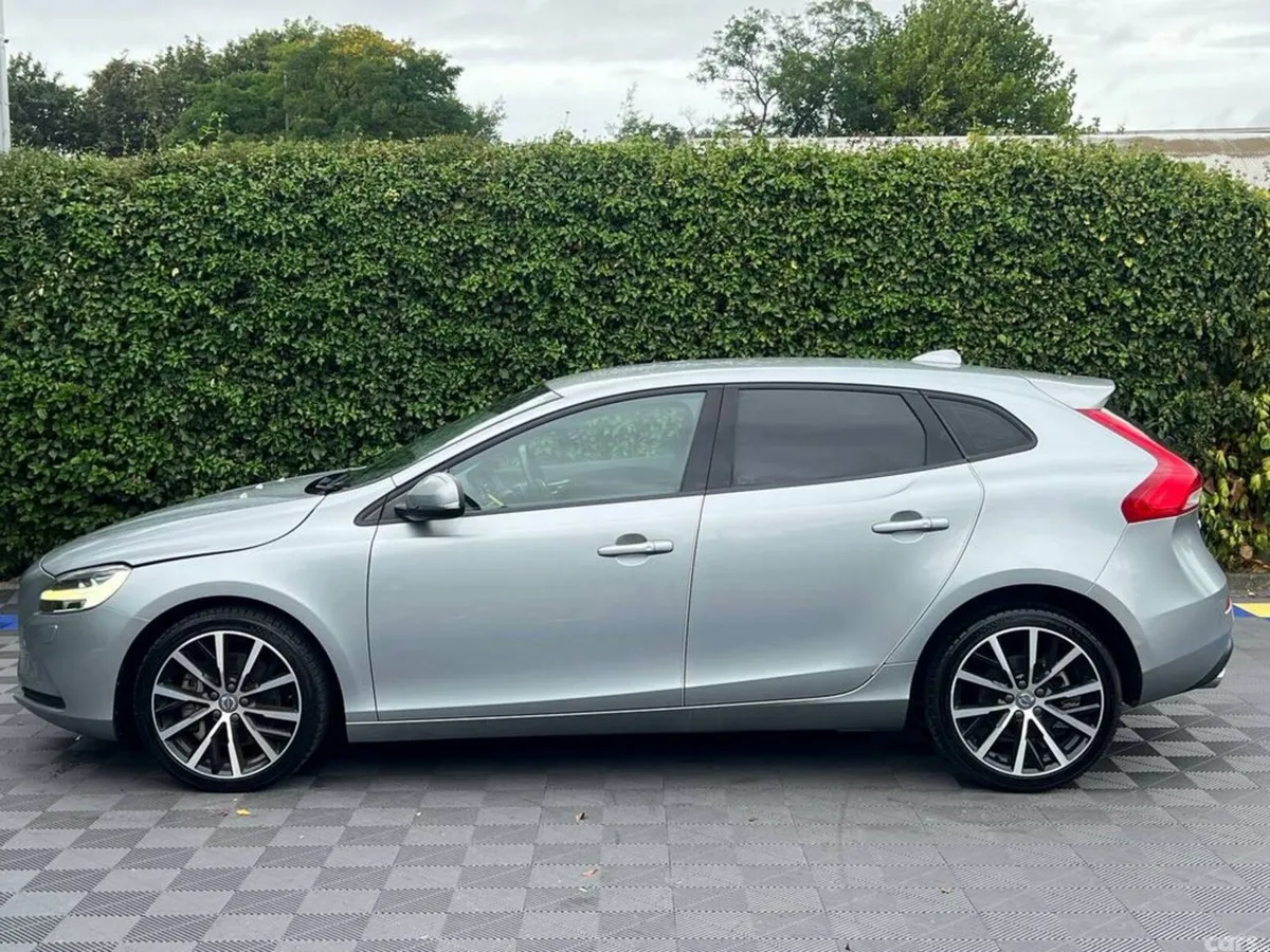Volvo V40 Hatchback, Diesel, 2018, Silver