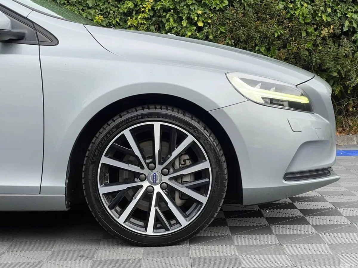 Volvo V40 Hatchback, Diesel, 2018, Silver