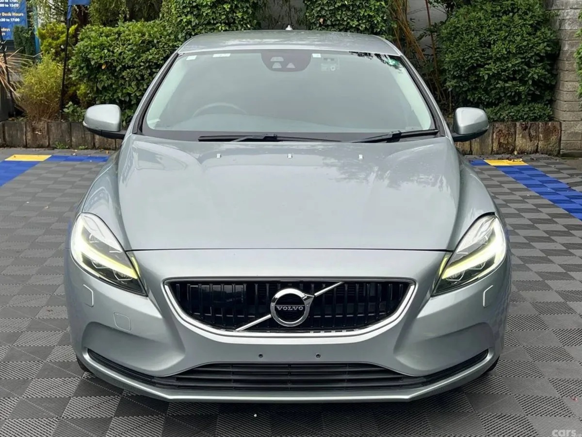 Volvo V40 Hatchback, Diesel, 2018, Silver