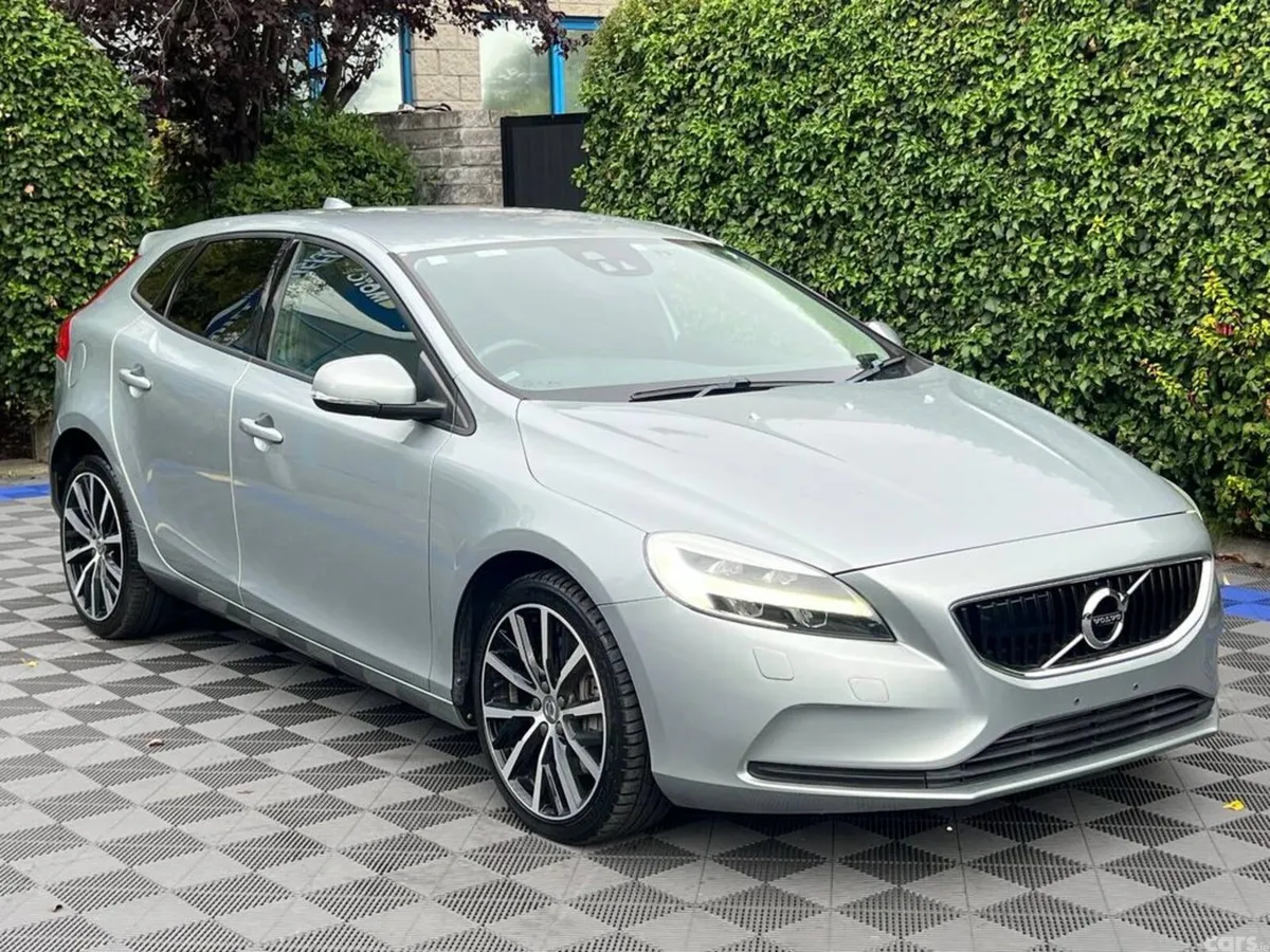Volvo V40 Hatchback, Diesel, 2018, Silver