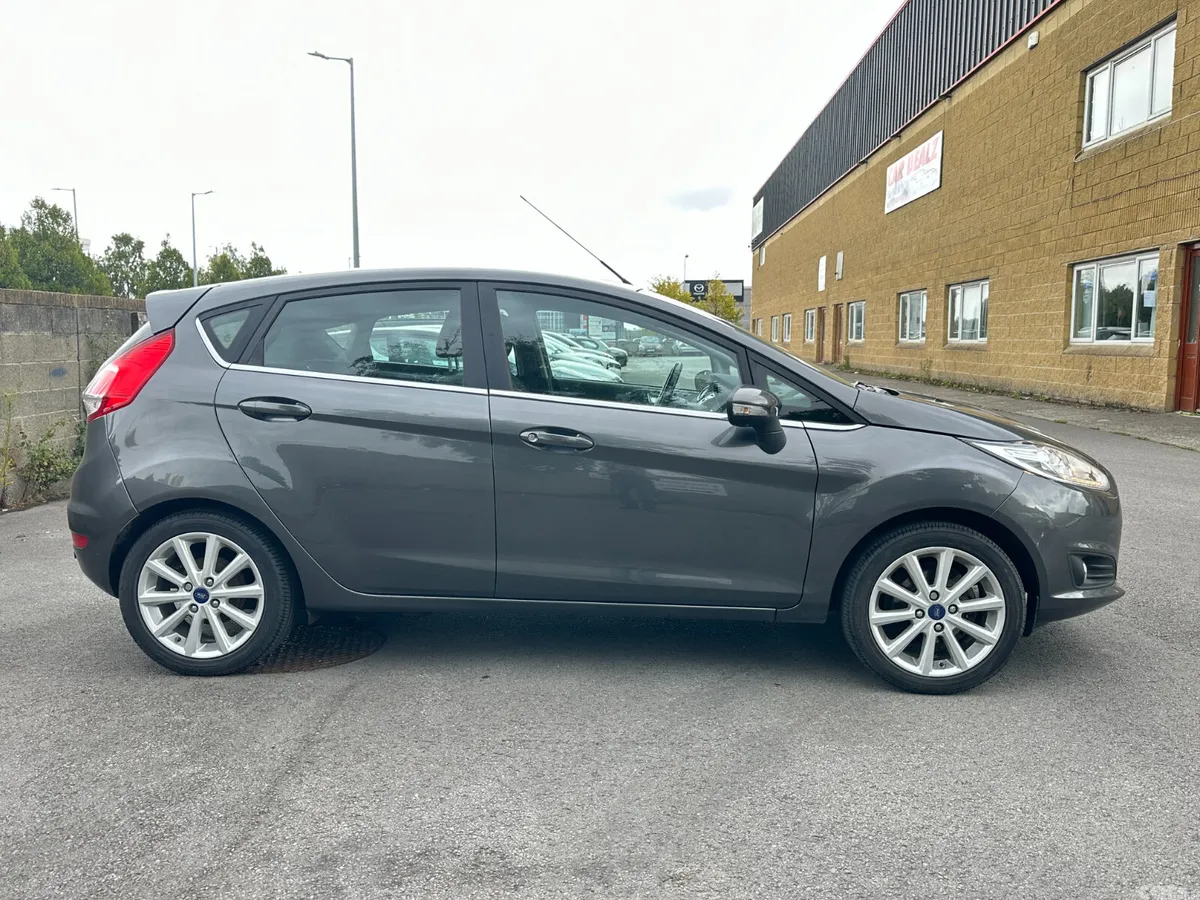 Ford Fiesta Hatchback, Petrol, 2017, Grey