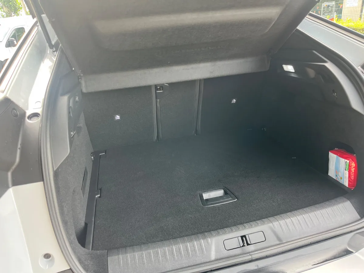 Peugeot 3008 MPV, Petrol, 2026, White