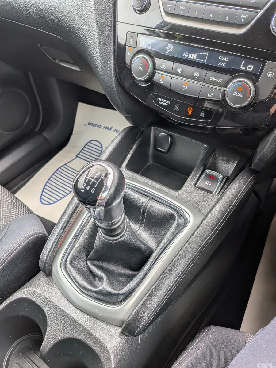Nissan Qashqai Hatchback, Diesel, 2015, Brown