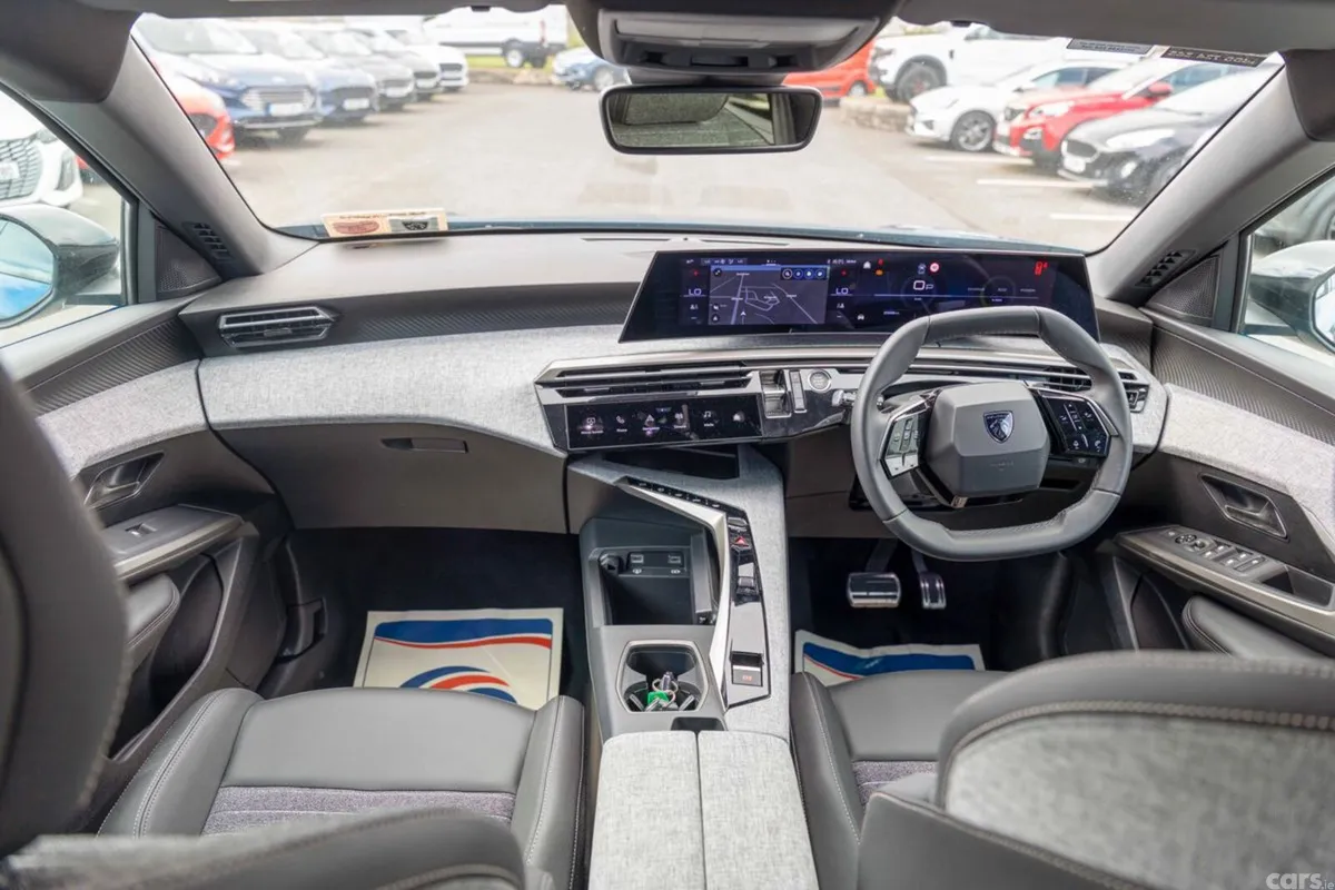 Peugeot 5008 MPV, Petrol, 2026, Blue