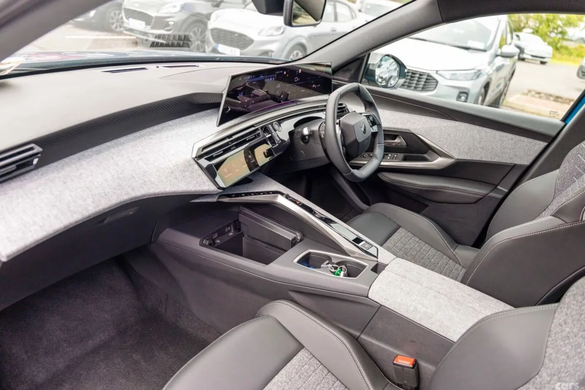 Peugeot 5008 MPV, Petrol, 2026, Blue