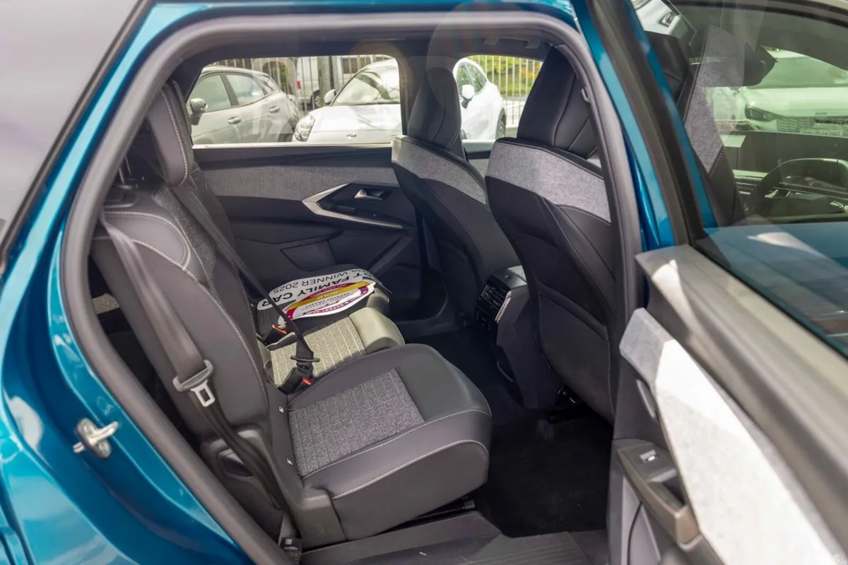 Peugeot 5008 MPV, Petrol, 2026, Blue