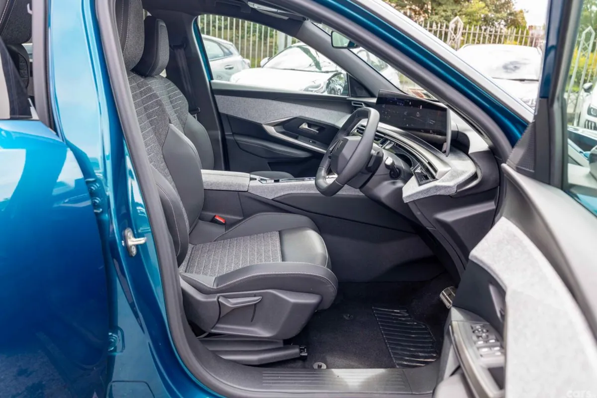 Peugeot 5008 MPV, Petrol, 2026, Blue